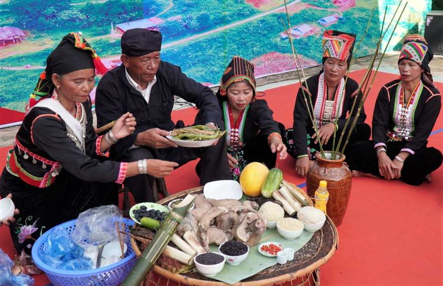 Thầy cúng tự tay sắp mâm lễ. Thầy cúng tự tay sắp mâm lễ.