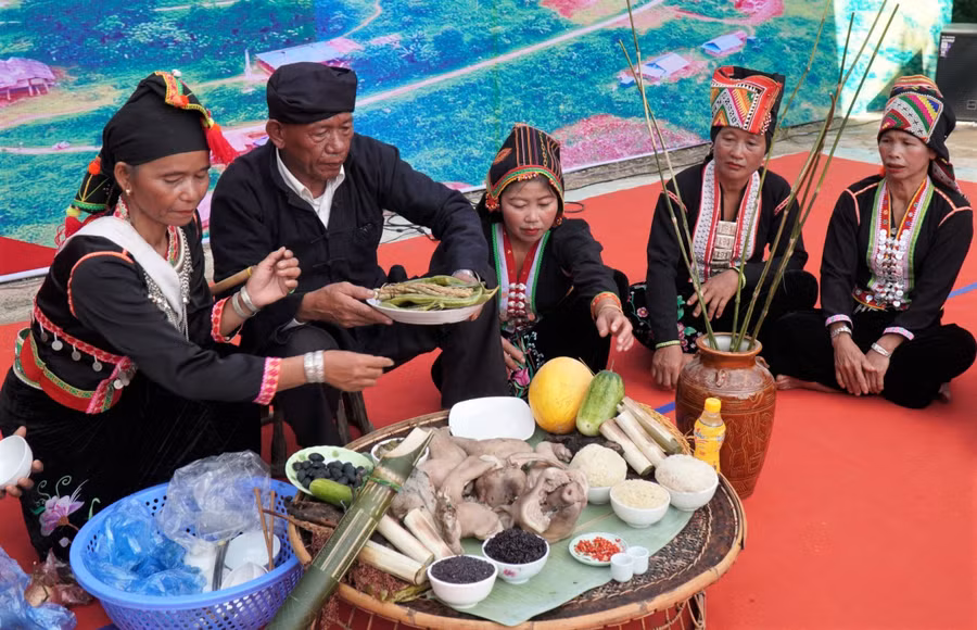 Thầy cúng tự tay sắp mâm lễ.