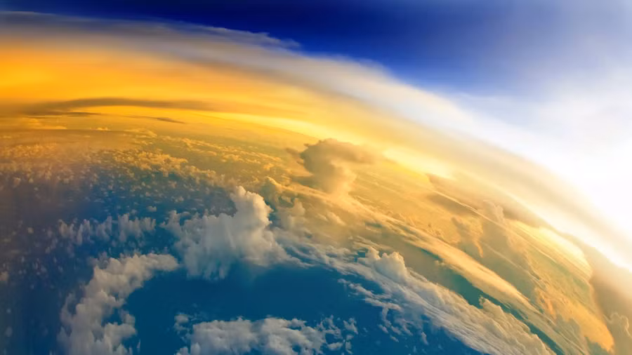 Có khoảng 37,5 triệu tỷ gallon nước trong khí quyển. Có khoảng 37,5 triệu tỷ gallon nước trong khí quyển.