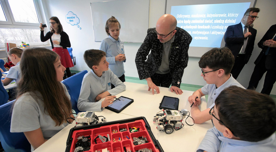 Học sinh Ba Lan làm dự án khoa học vào ngày nghỉ học không phải cuối tuần. Học sinh Ba Lan làm dự án khoa học vào ngày nghỉ học không phải cuối tuần.