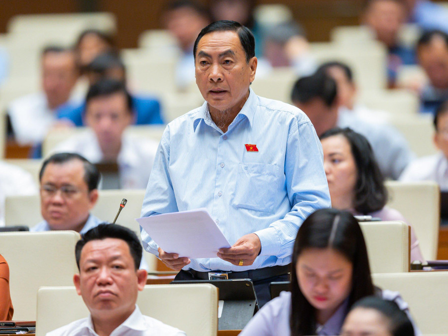 Đại biểu Phạm Văn Hòa. Đại biểu Phạm Văn Hòa.