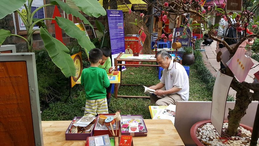 Nhiều em nhỏ được ông bà cho đến Hội chữ Xuân. Nhiều em nhỏ được ông bà cho đến Hội chữ Xuân.