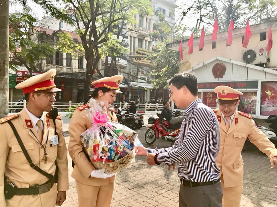 Thành Đoàn Hà Nội trao quà động viên các lực lượng vũ trang của thành phố Thành Đoàn Hà Nội trao quà động viên các lực lượng vũ trang của thành phố