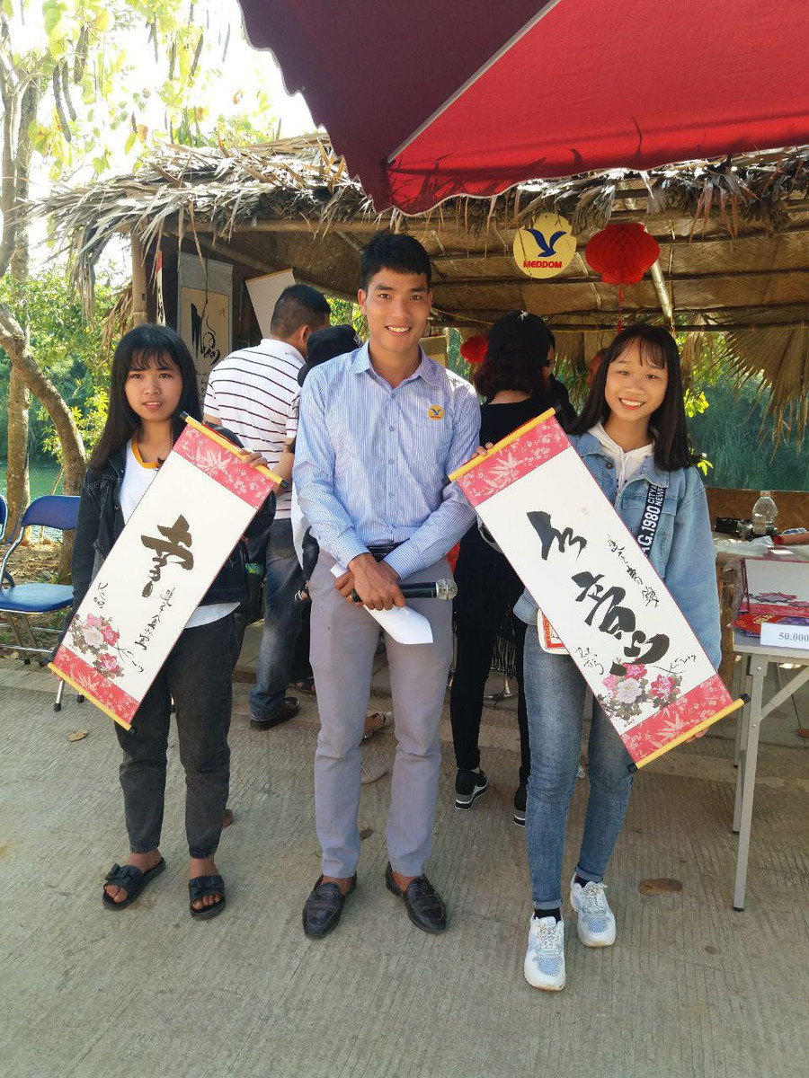 Nhiều bạn trẻ hào hứng với những bức thư pháp Xuân