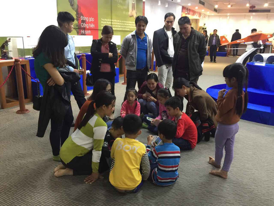 Các gia đình cùng tham gia trò chơi bài ngôn ngữ thú vị