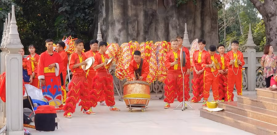 Múa lân ở Tổ đình Bửu Long sáng mồng 1 Tết.