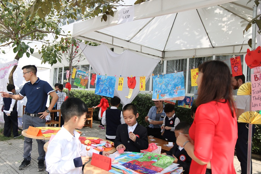 Gian hàng của học sinh lớp 1 – Hệ CIP rực rỡ sắc màu với các bức tranh, thiệp chúc mừng, lì xì hình lợn ngộ nghĩnh Gian hàng của học sinh lớp 1 – Hệ CIP rực rỡ sắc màu với các bức tranh, thiệp chúc mừng, lì xì hình lợn ngộ nghĩnh