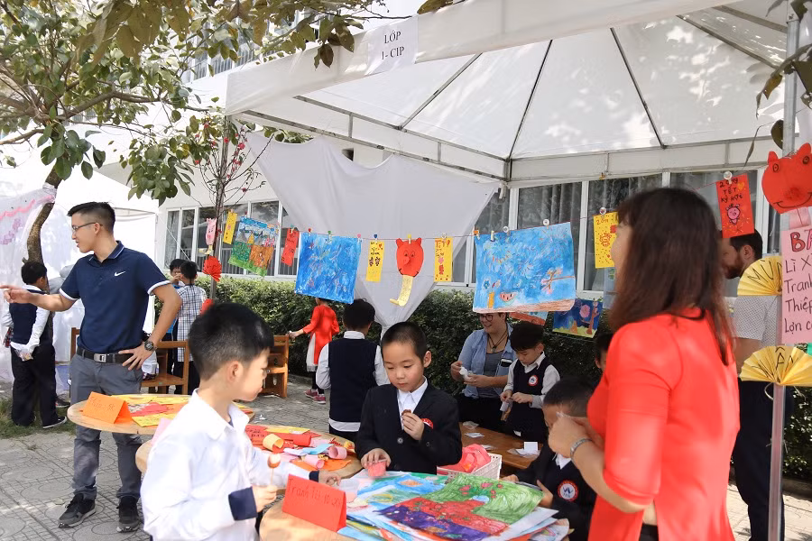 Gian hàng của học sinh lớp 1 – Hệ CIP rực rỡ sắc màu với các bức tranh, thiệp chúc mừng, lì xì hình lợn ngộ nghĩnh