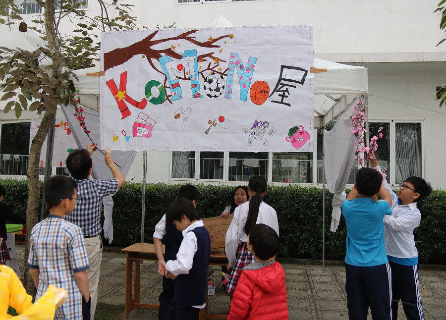 Học sinh lớp 5 – Hệ JIP trang trí gian hàng của lớp mình Học sinh lớp 5 – Hệ JIP trang trí gian hàng của lớp mình