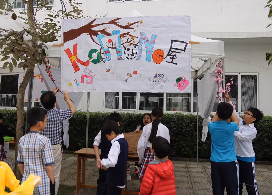 Học sinh lớp 5 – Hệ JIP trang trí gian hàng của lớp mình