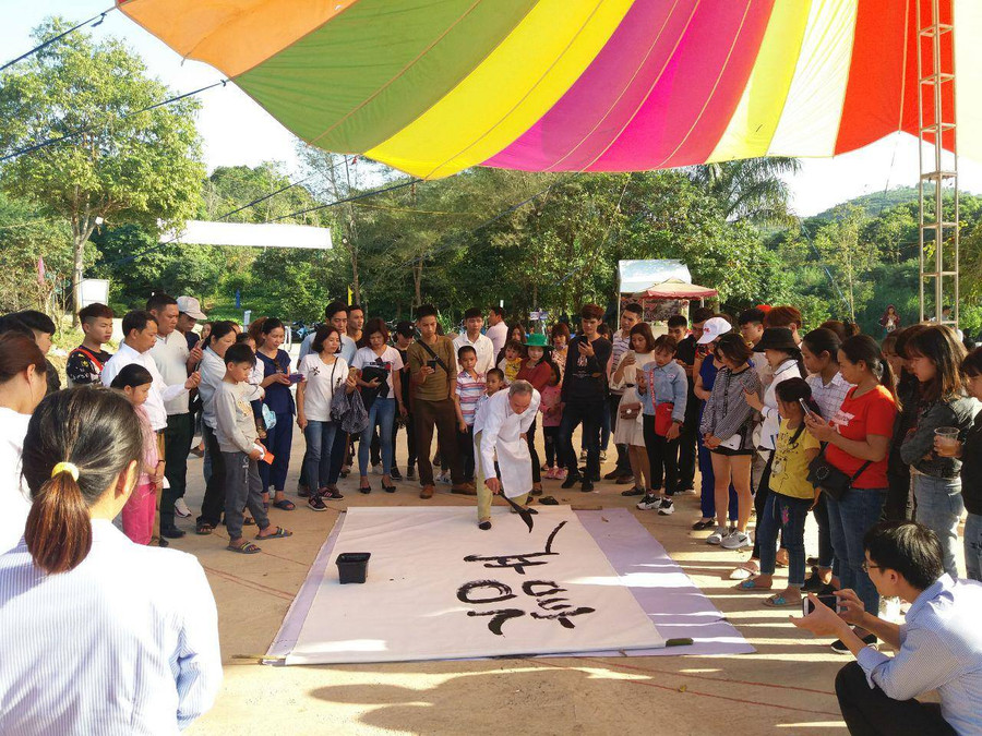 Đông đảo khách tham quan là những người trẻ