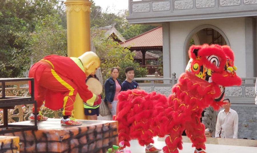 Múa lân chào năm mới với mong muốn sự thịnh vượng, phát đạt. Múa lân chào năm mới với mong muốn sự thịnh vượng, phát đạt.