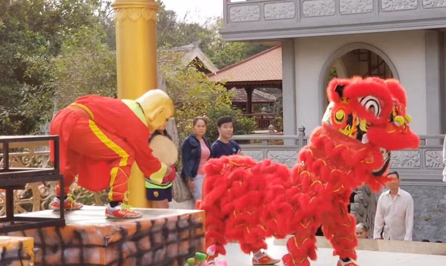 Múa lân chào năm mới với mong muốn sự thịnh vượng, phát đạt.