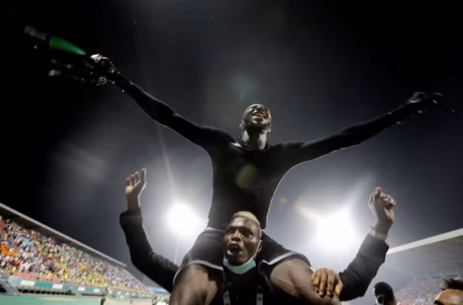 Herve Koffi và đồng đội tiếp tục ăn mừng cuồng nhiệt cho tấm vé vào tứ kết CAN Cup 2021.