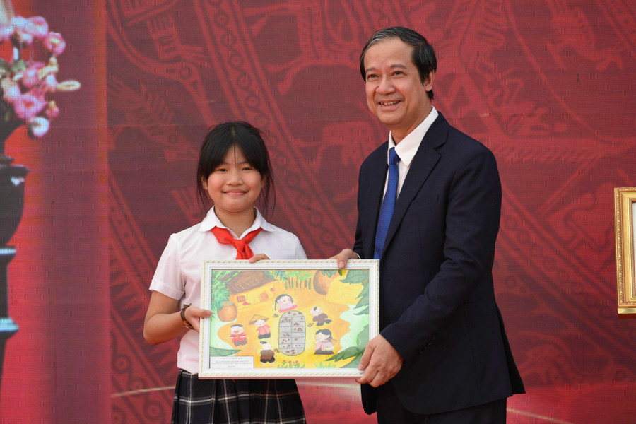 Học sinh Trường Thực nghiệm Khoa học giáo dục tặng tranh cho Bộ trưởng Nguyễn Kim Sơn. Học sinh Trường Thực nghiệm Khoa học giáo dục tặng tranh cho Bộ trưởng Nguyễn Kim Sơn.