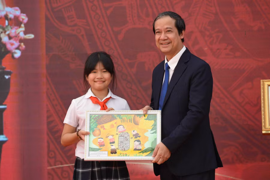 Học sinh Trường Thực nghiệm Khoa học giáo dục tặng tranh cho Bộ trưởng Nguyễn Kim Sơn.