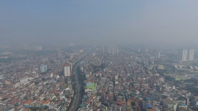 Bầu trời Hà Nội bị bao phủ bởi lớp khói bụi. Ảnh: Thế Đại