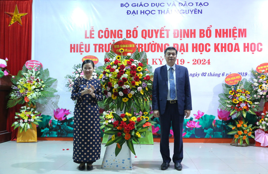 GS.TS Lê Thị Thanh Nhàn - Vụ trưởng Vụ Tổ chức - tặng hoa chúc mừng tân Hiệu trưởng PGS.TS Nguyễn Văn Đăng GS.TS Lê Thị Thanh Nhàn - Vụ trưởng Vụ Tổ chức - tặng hoa chúc mừng tân Hiệu trưởng PGS.TS Nguyễn Văn Đăng