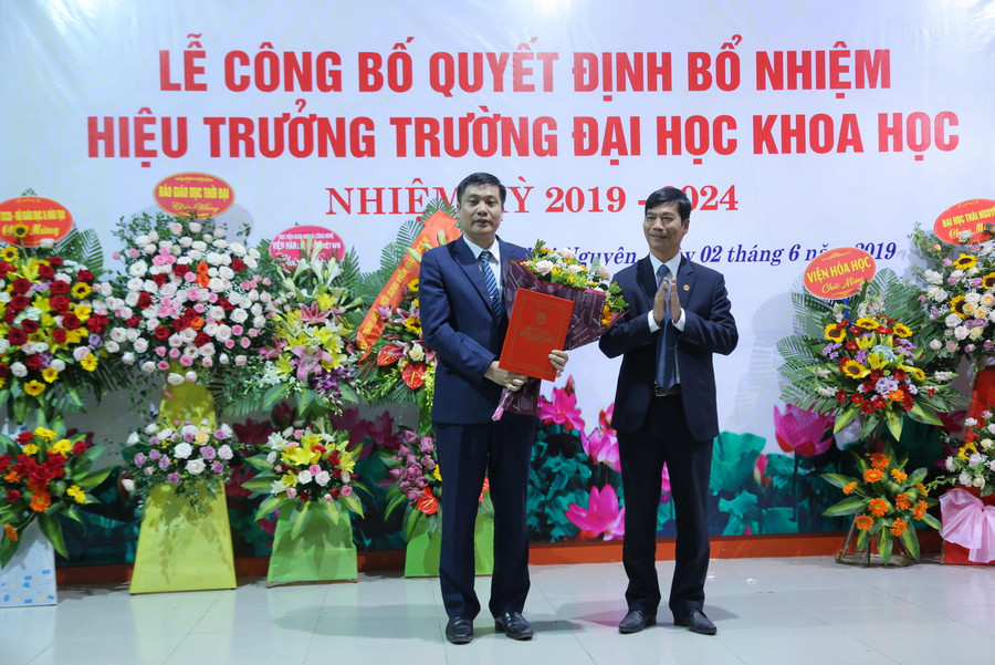 PGS.TS Trần Viết Khanh trao quyết định bổ nhiệm, tặng hoa chúc mừng tân Hiệu trưởng Trường ĐH Khoa học - PGS.TS Nguyễn Văn Đăng