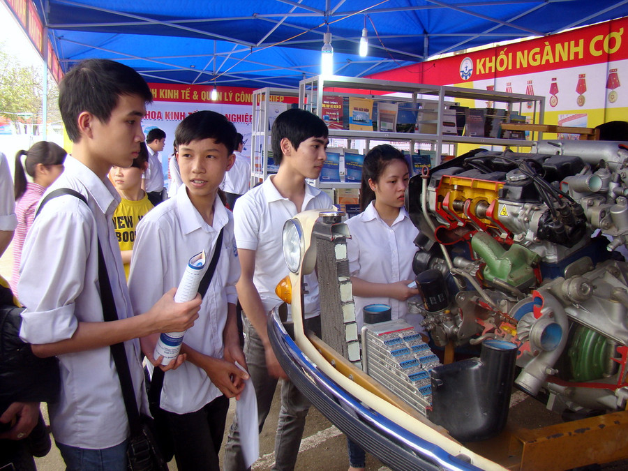 Sinh viên tham quan gian hàng khối ngành cơ khí ô tô