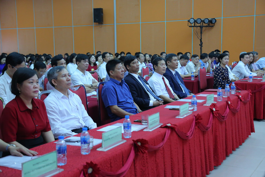 Các đại biểu dự buổi lễ Các đại biểu dự buổi lễ