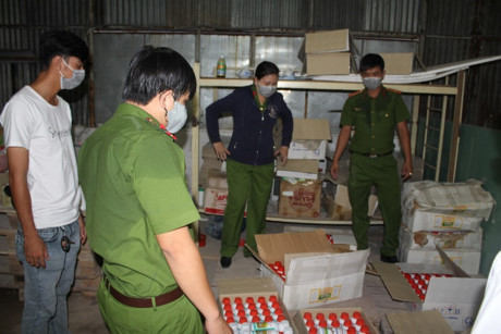 Cơ sở sản xuất phân bón xả thải thẳng ra môi trường - Ảnh 1 Co so san xuat phan bon xa thai thang ra moi truong - Anh 1