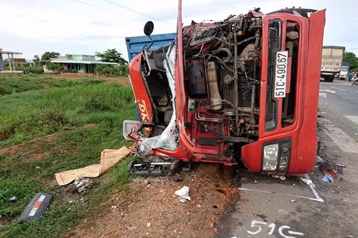 Lại tai nạn nghiêm trọng trên ‘cung đường tử thần’, 2 người chết