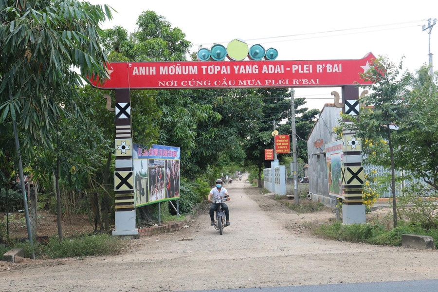 Làng R’bai với khoảng 100 người học đại học, cao đẳng và trung cấp.