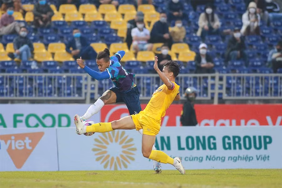 Bình Định (bên trái) và SLNA đều là ứng cử viên vô địch.