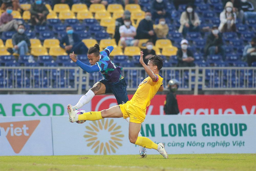 Bình Định (bên trái) và SLNA đều là ứng cử viên vô địch. Bình Định (bên trái) và SLNA đều là ứng cử viên vô địch.