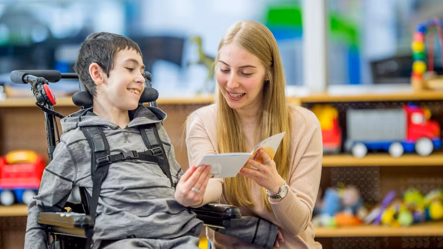 Giáo viên Mỹ hỗ trợ học sinh giáo dục đặc biệt.