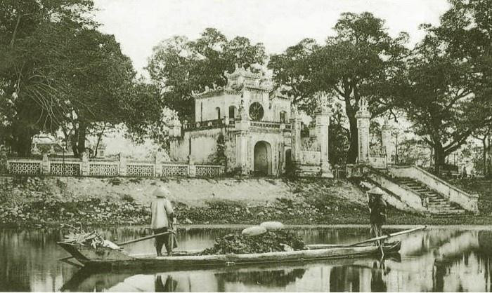 Cổng vào đền Quán Thánh cuối thế kỷ 19, đầu thế kỷ 20, hồ Tây sát mép đền.
