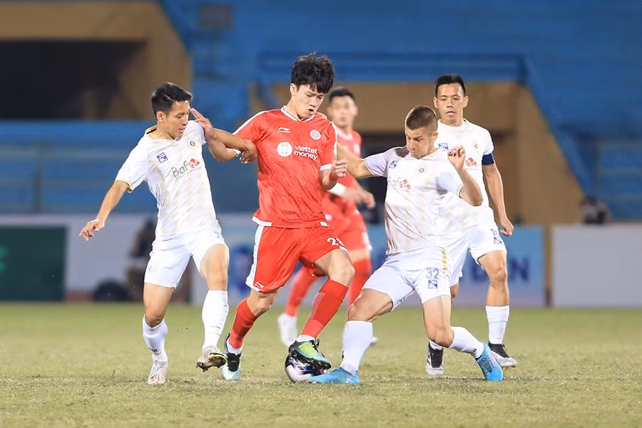 Trận Viettel (áo sẫm) gặp Hà Nội FC thuộc vòng 2 V-League 2022.
