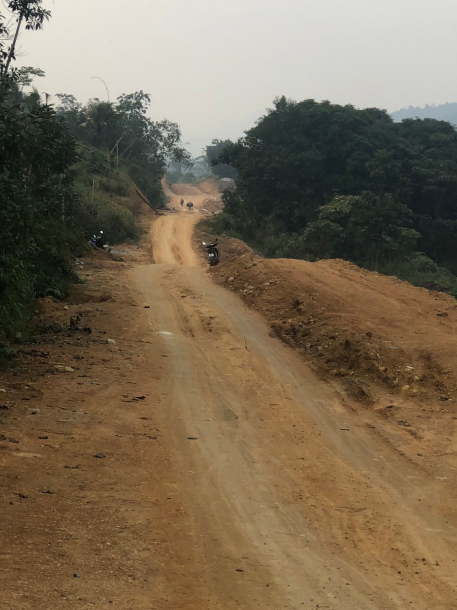 Chỉ còn vài ngày nữa hết hạn hợp đồng nhưng “tuyến đường tránh tỉnh lộ 151C” do Công ty TNHH đầu tư xây dựng Quang Sáng thi công vẫn chỉ là đường đất gồ ghề. Chỉ còn vài ngày nữa hết hạn hợp đồng nhưng “tuyến đường tránh tỉnh lộ 151C” do Công ty TNHH đầu tư xây dựng Quang Sáng thi công vẫn chỉ là đường đất gồ ghề.