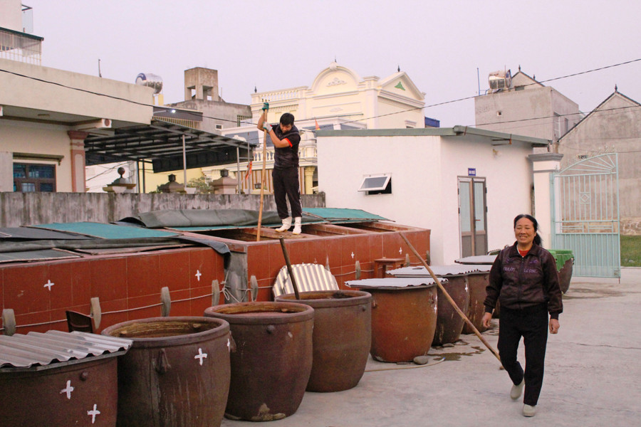 Vào dịp cuối năm, cơ sở nước mắm của gia đình bà Nguyễn Thị Hảo cung ứng ra thị trường khoảng 200 - 300 lít/ngày. Vào dịp cuối năm, cơ sở nước mắm của gia đình bà Nguyễn Thị Hảo cung ứng ra thị trường khoảng 200 - 300 lít/ngày.