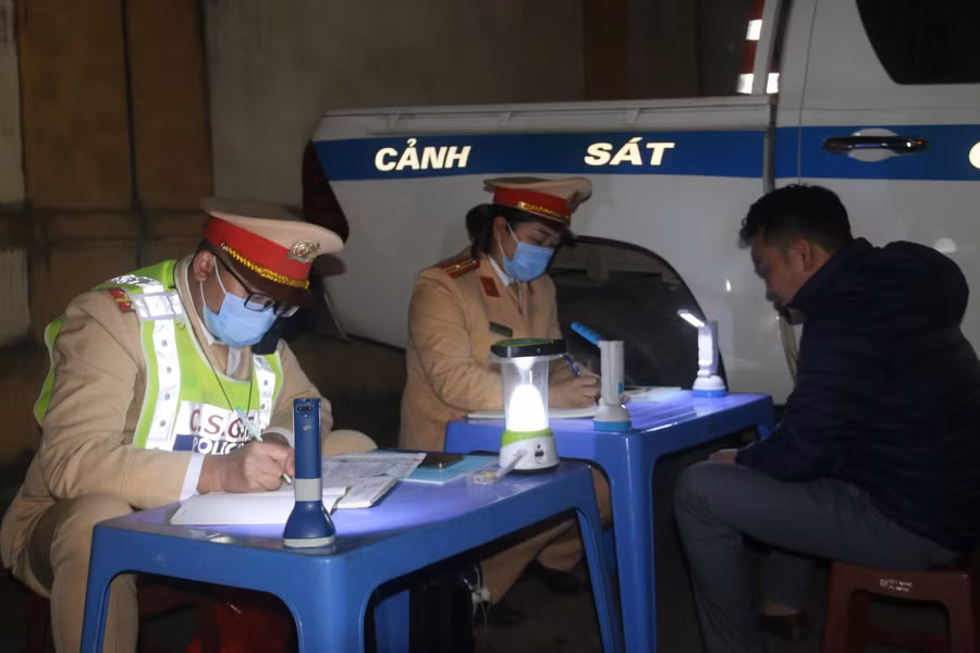 CSGT lập biên bản xử lý các trường hợp vi phạm.