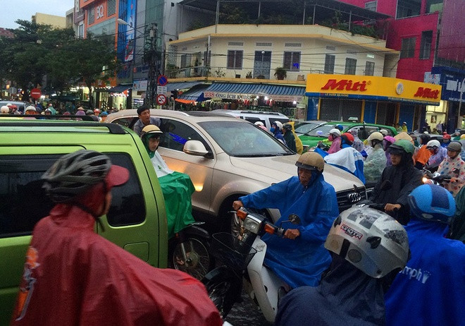 Hỏng đèn tín hiệu, giao thông Đà Nẵng rối loạn sau mưa