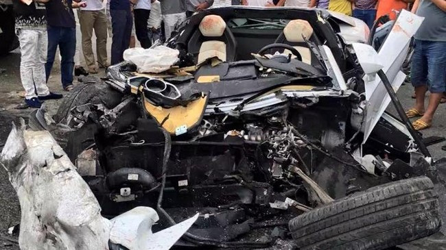 Đâm vào xe tải chở bùn, Lamborghini Aventador Đâm vào xe tải chở bùn, Lamborghini Aventador
