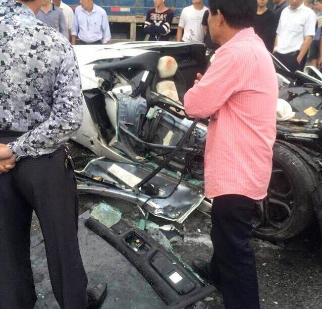 Đâm vào xe tải chở bùn, siêu xe “nát như tương“ ảnh 5 Phần mui và kính chắn gió của chiếc siêu xe đã bị cắt ra.