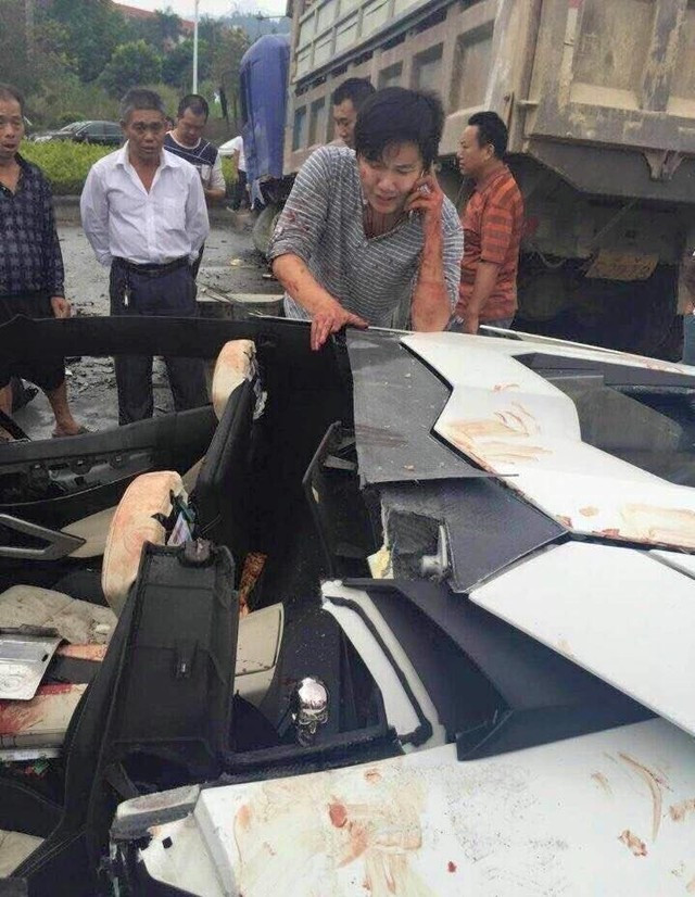 Đâm vào xe tải chở bùn, siêu xe “nát như tương“ ảnh 4 Có vẻ như đây chính là người cầm lái chiếc siêu xe Lamborghini Aventador.