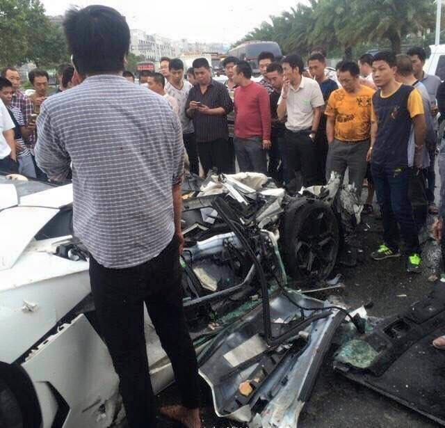 Đâm vào xe tải chở bùn, siêu xe “nát như tương“ ảnh 3 Hiện trường vụ tai nạn thu hút rất nhiều người hiếu kỳ.
