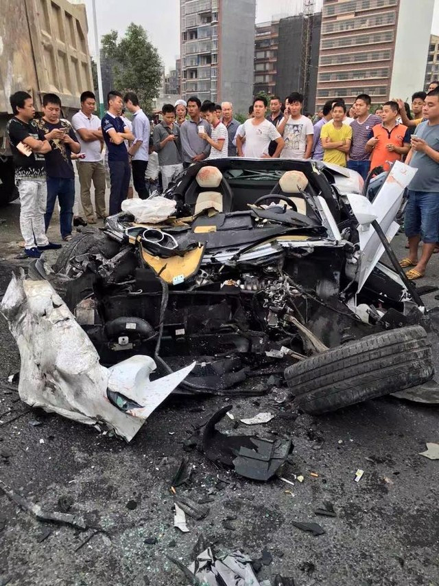 Đâm vào xe tải chở bùn, siêu xe “nát như tương“ ảnh 2 Chiếc siêu xe Lamborghini Aventador nát bét tại hiện trường vụ tai nạn.