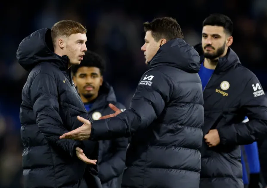 HLV Mauricio Pochettino thể hiện sự không hài lòng với tiền vệ Palmer. HLV Mauricio Pochettino thể hiện sự không hài lòng với tiền vệ Palmer.