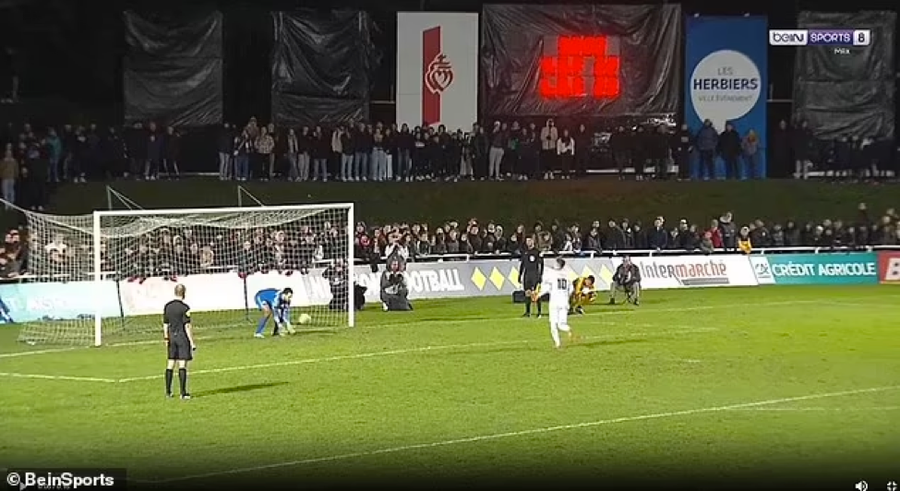 Cú đá Panenka thảm hoạ của tiền đạo Antoine Mille ở Cúp quốc gia Pháp.