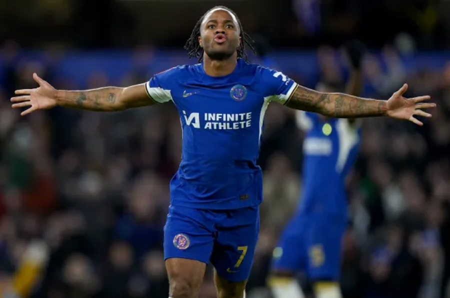 Raheem Sterling ăn mừng pha lập công góp phần giúp Chelsea vào vòng 4 FA Cup. Raheem Sterling ăn mừng pha lập công góp phần giúp Chelsea vào vòng 4 FA Cup.