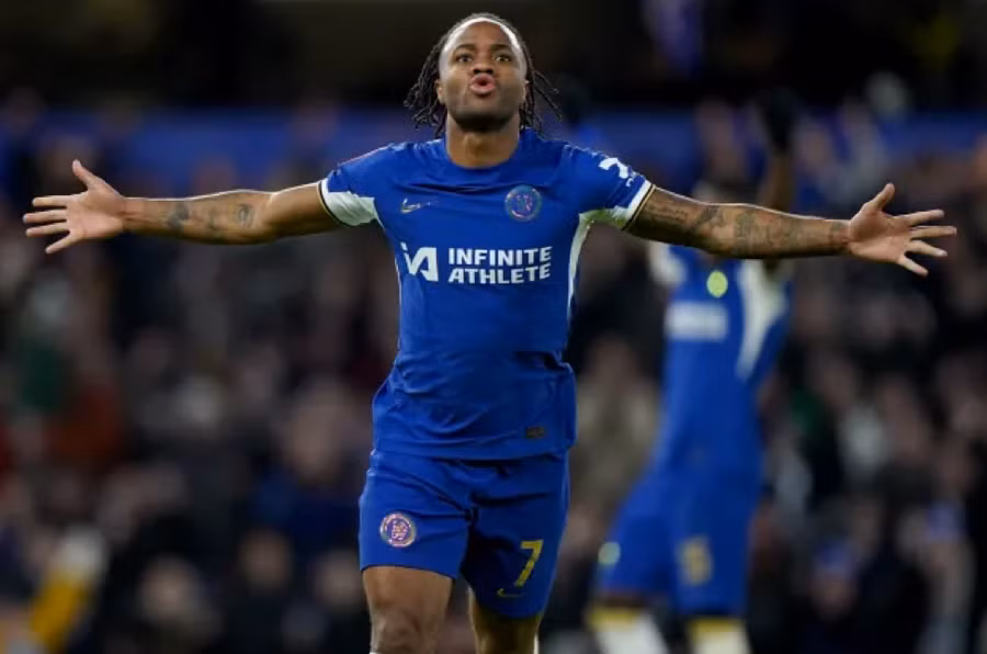 Raheem Sterling ăn mừng pha lập công góp phần giúp Chelsea vào vòng 4 FA Cup.