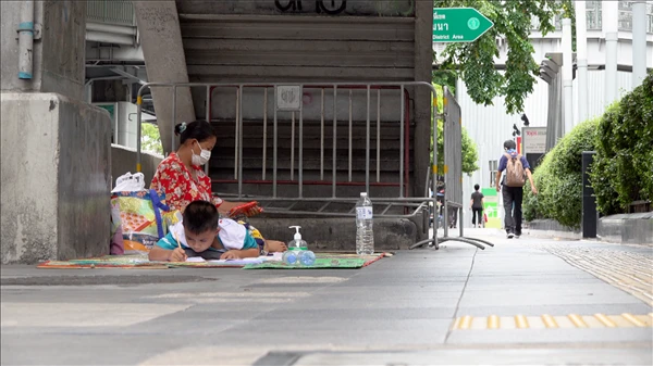 Phumeakkawut phải nghỉ học vì hoàn cảnh gia đình.