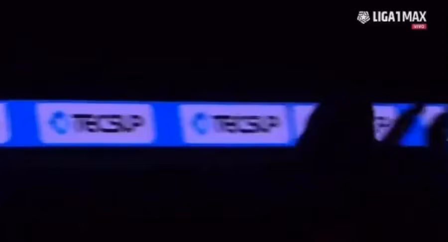 Chủ nhà Alianza Lima lập tức cắt điện nhằm phá hỏng bữa tiệc của nhà tân vô địch Universitario.