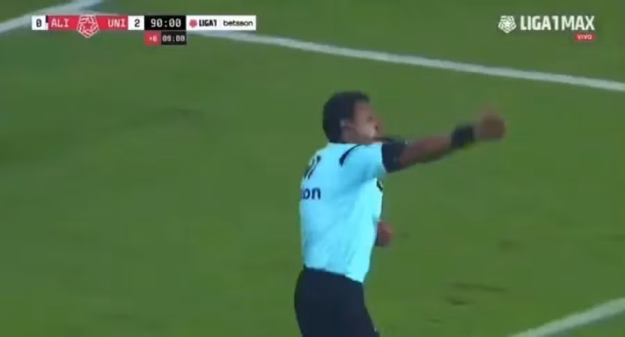 Trọng tài nổi hồi còi kết thúc trận đấu và Universitario vô địch Liga 1.