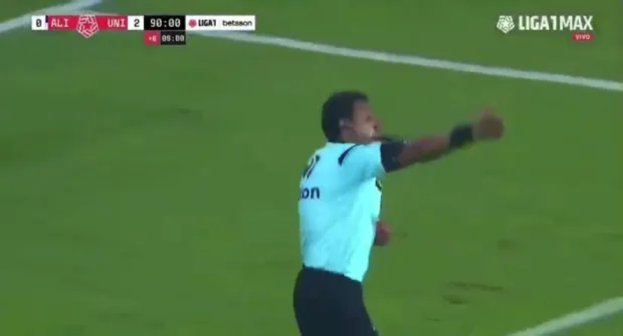 Trọng tài nổi hồi còi kết thúc trận đấu và Universitario vô địch Liga 1.